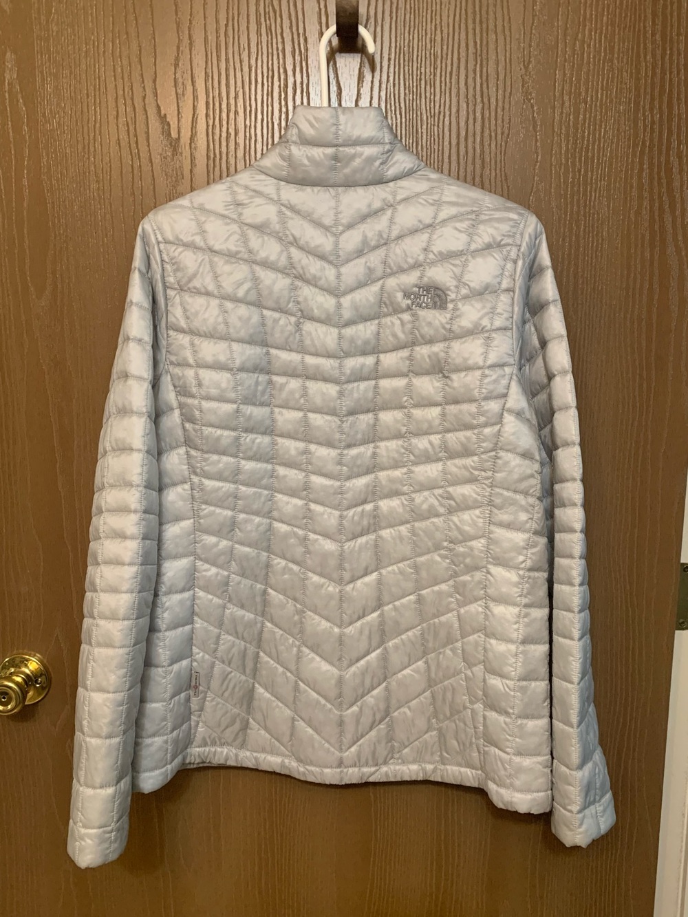 The North Face Women’s Large Lightweight Quilted Silver Puffer Jacket - Picture 2 of 10